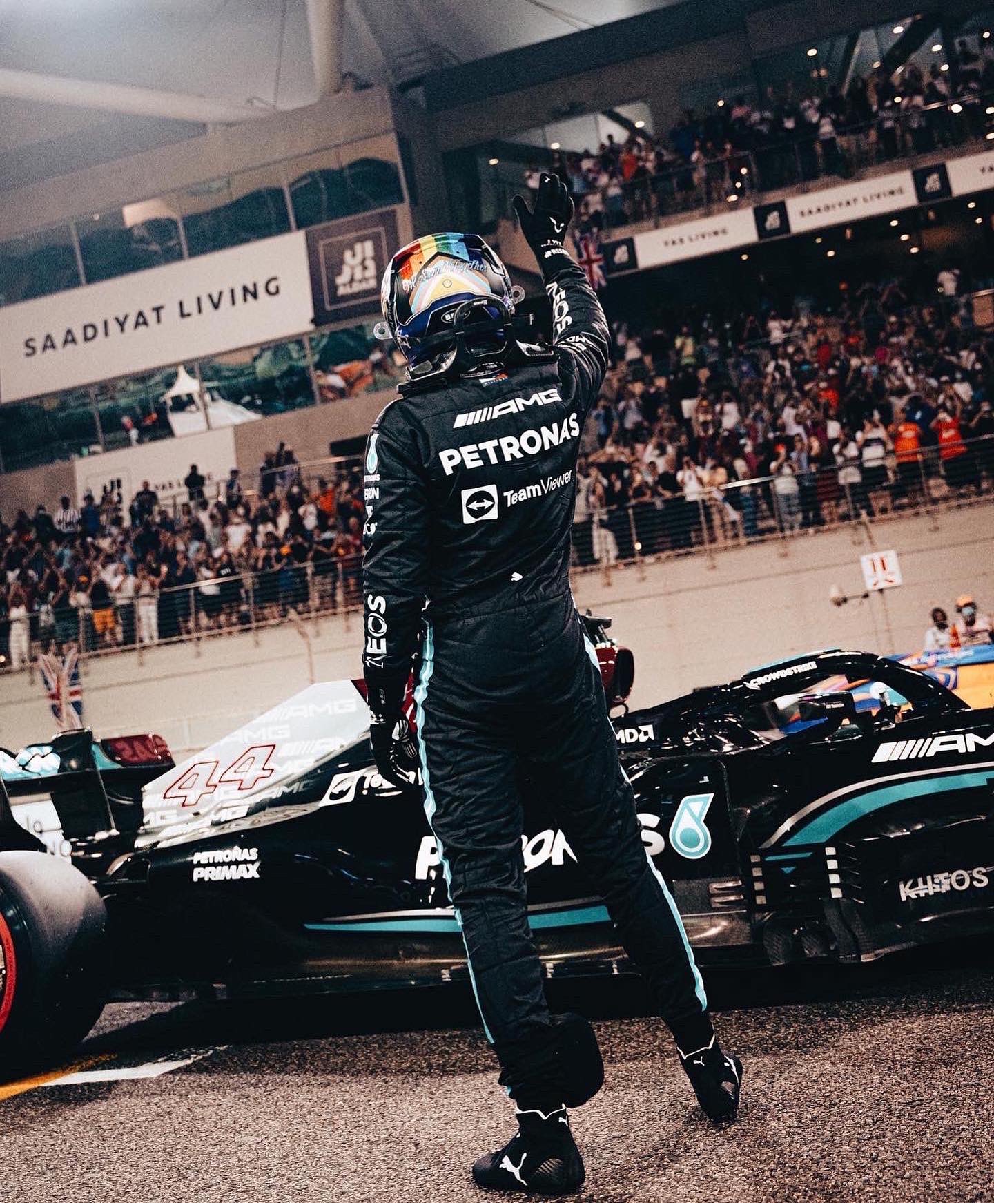 Lewis Hamilton devant sa monoplace