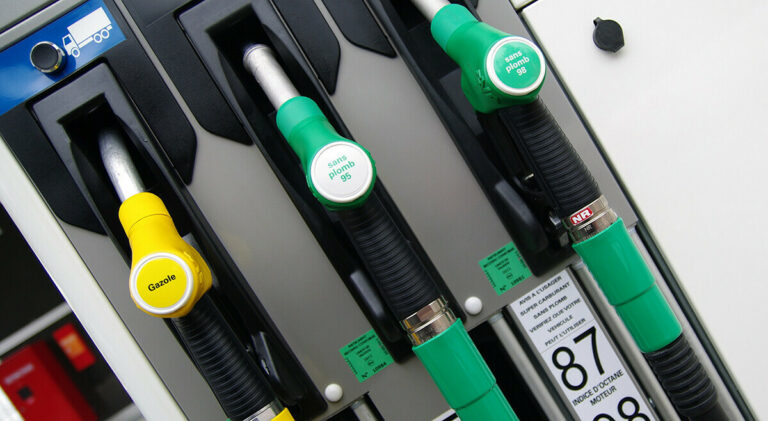 pompe à essence compteur réservoir de carburant essence Mondial de l'Auto 2022