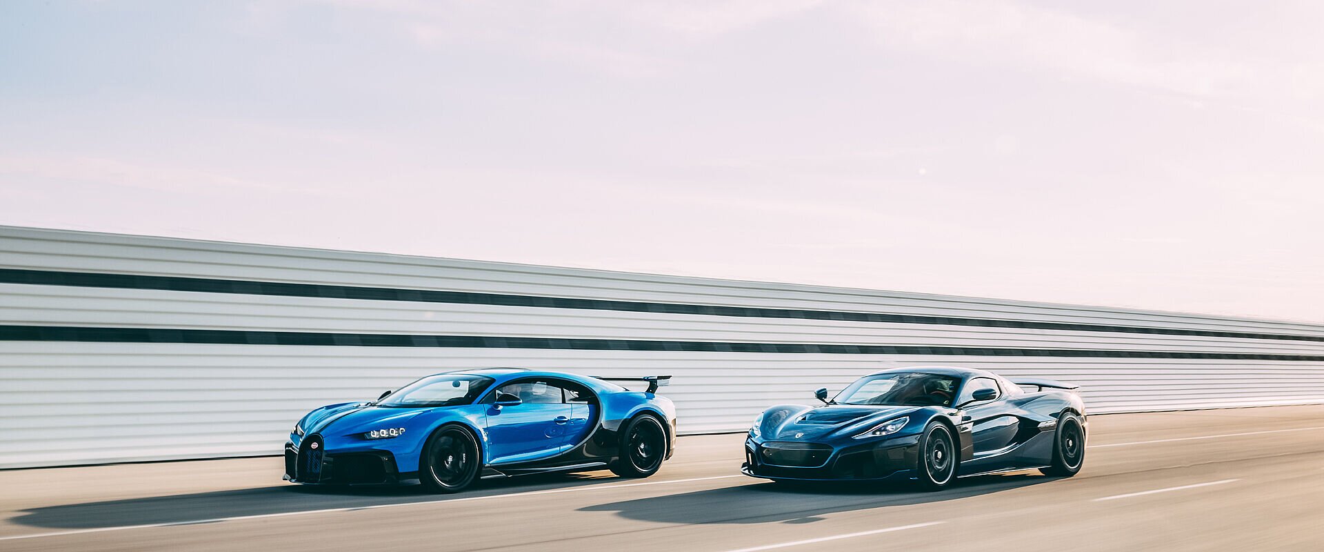 Une Bugatti et la Rimac Nevera Mondial de l'Auto 2022