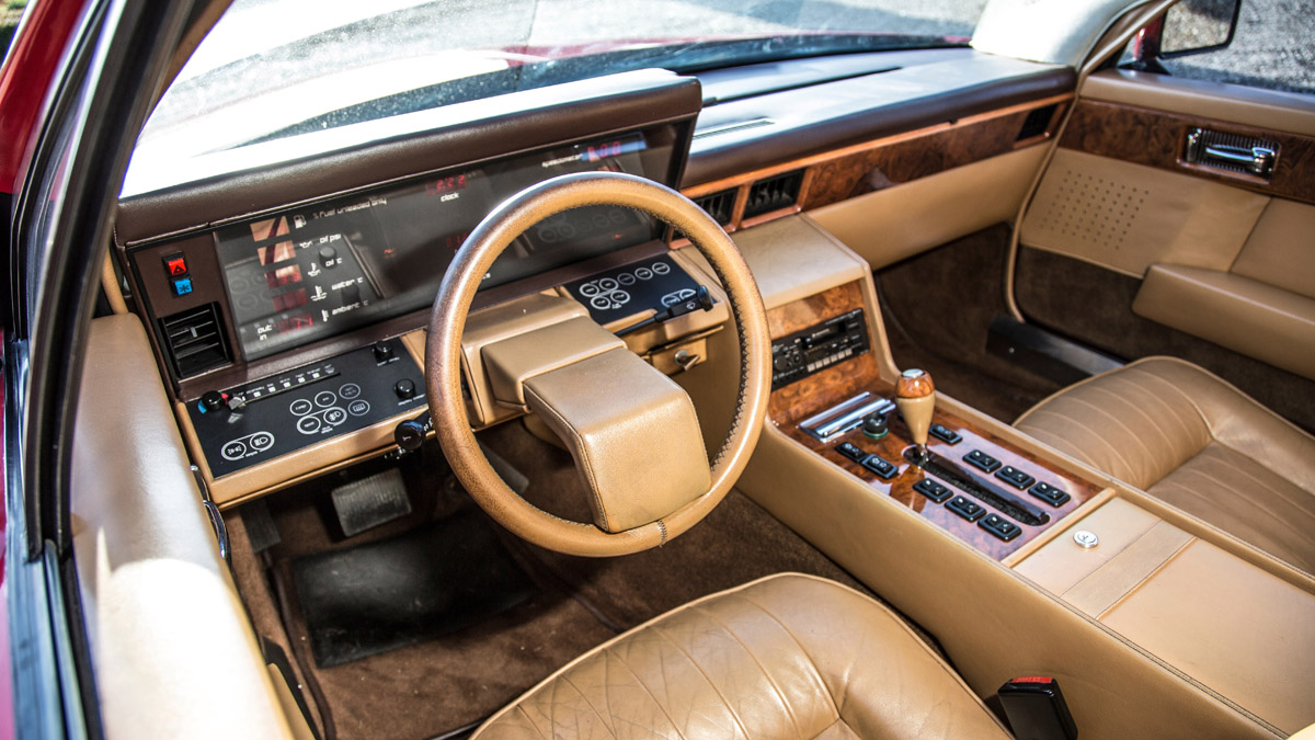 L'intérieur de l'Aston Martin Lagonda Series 2 écran technologie ordinateur de bord mondial de l'auto 2022