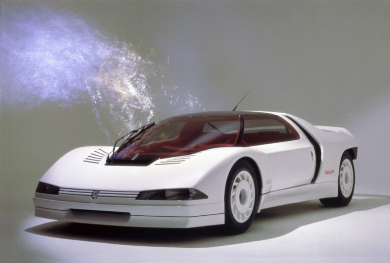 Voici la Peugeot Quasar. Coupé deux places sauce futuriste, présenté en 1984. Crédit photo : Peugeot Mondial de l'Auto 2022