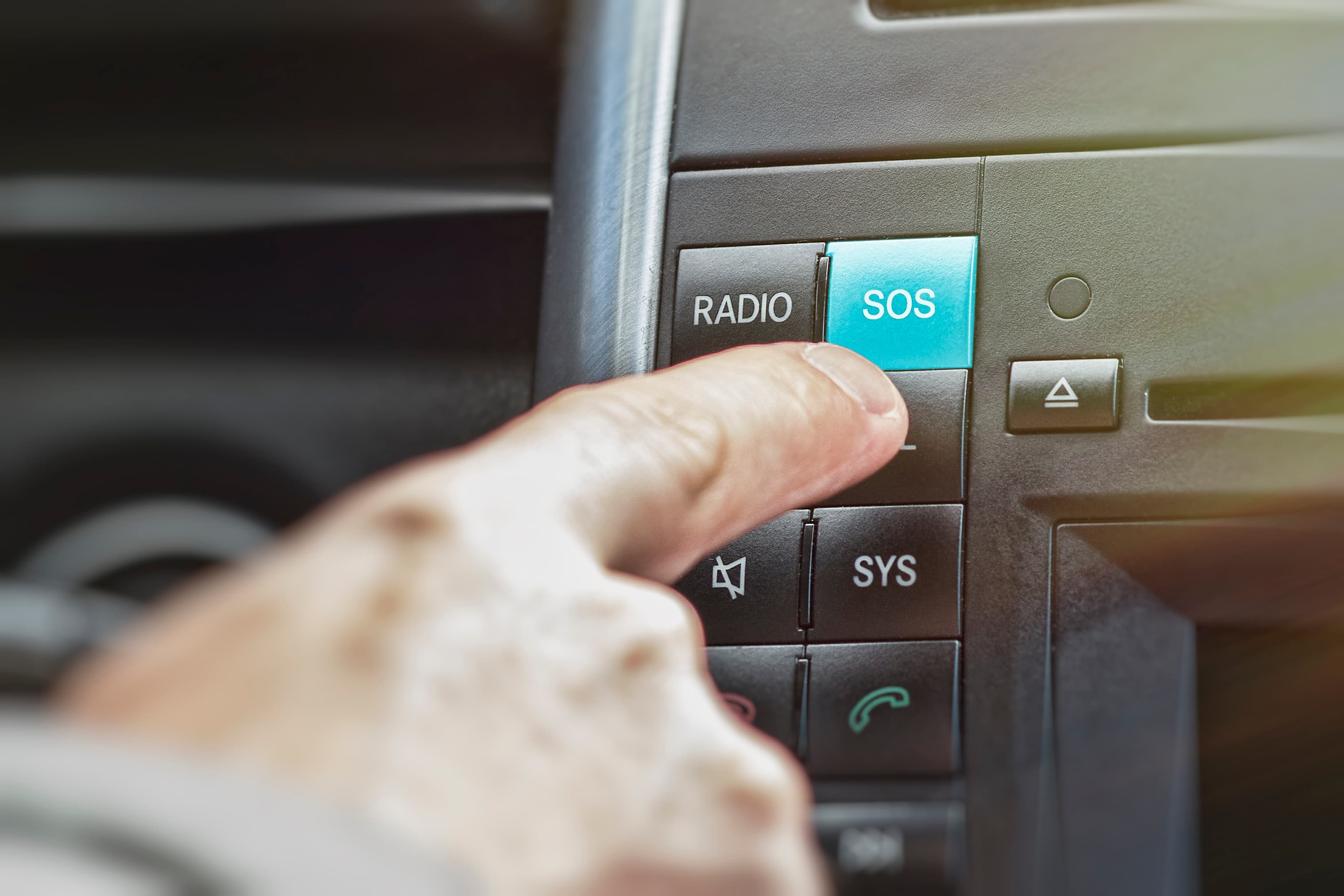L'eCall; bouton SOS obligatoire dans nos autos, sauve 2500 vies par an ! -  La DH/Les Sports+