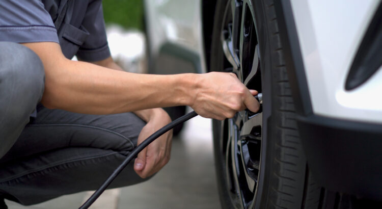 Surgonfler ses pneus n'aide pas à économiser du carburant. Crédit Photo : Shutterstock Mondial de l'Auto 2022