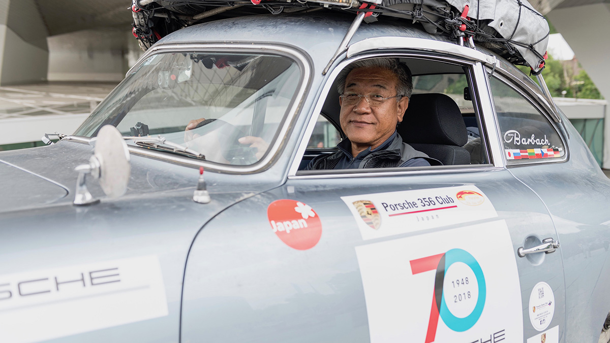 À 60 ans, Toshiyuki Suzuki est un automobiliste passionné par les modèles de Porsche. Crédit photo : Porsche Mondial de l'Auto 2022