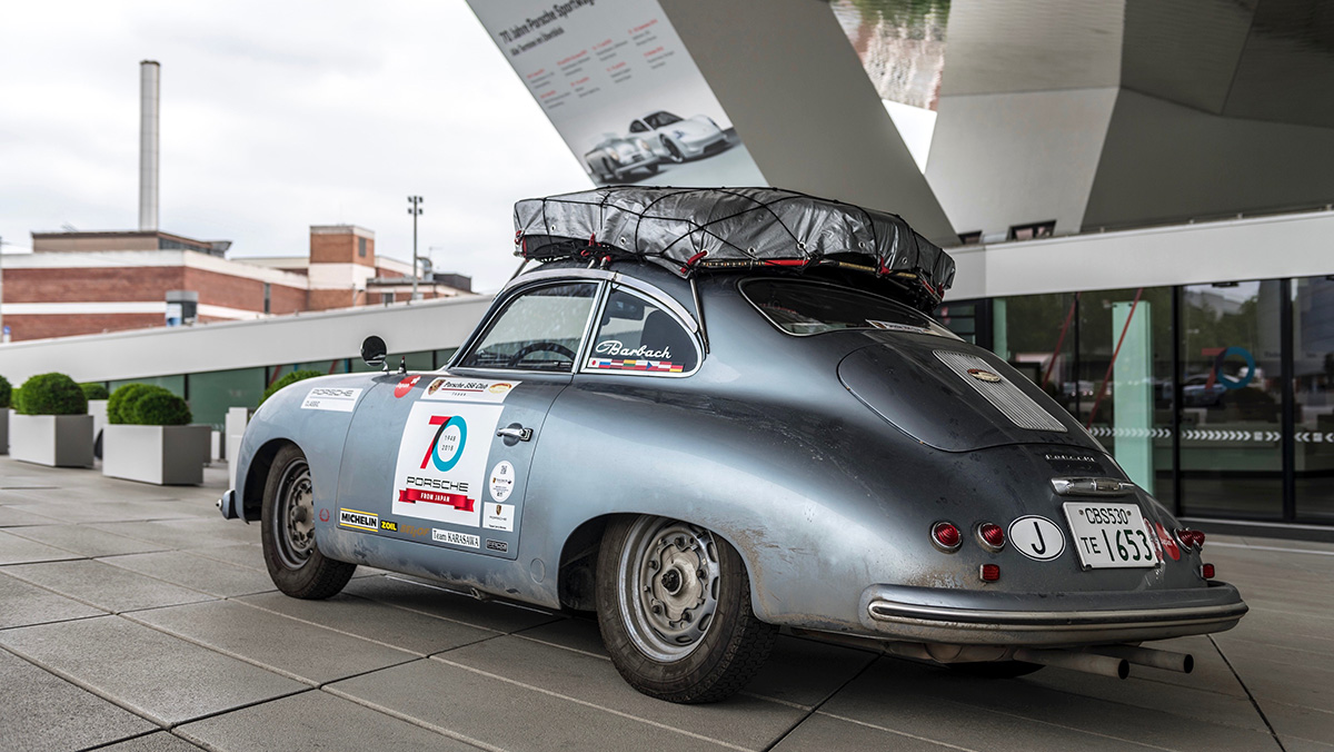 Un Japonais a parcouru plus de 15.000 km au volant de sa Porsche 356 de 1953, pour rejoindre le musée de Porsche à Stuttgart, depuis le Japon ! Crédit photo : Porsche Mondial de l'Auto 2022