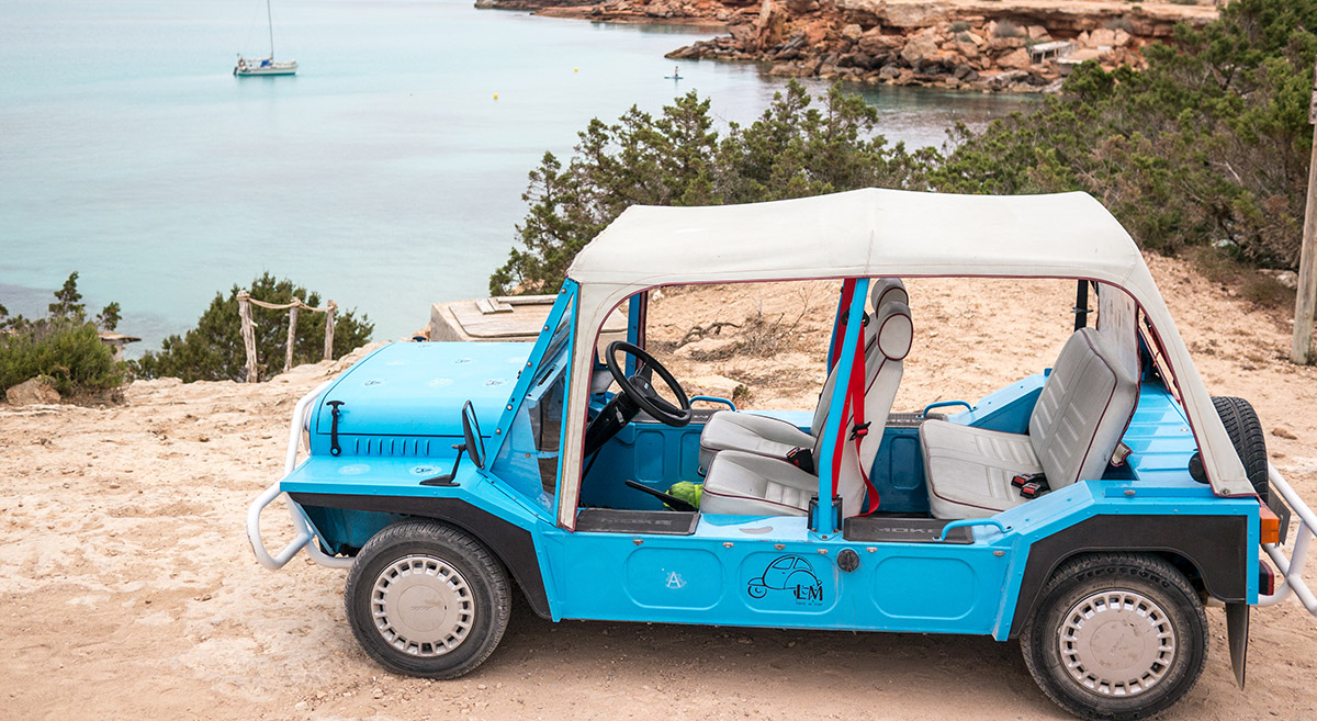 Mini Moke Une autre icône, cette fois-ci britannique, a été transformée en un véhicule idéal pour la plage : la Mini Moke. Crédit photo : Shutterstock voitures de plage Mondial de l'Auto 2022