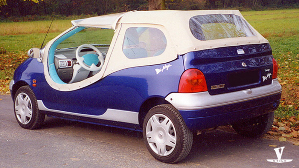 Renault Twingo De Plage Vernagallo L'ensemble a alors été équipé d'un arceau de toit qui est habillé d'une capote en toile amovible, au look insolite et personnalisable. Crédit photo : Vernagallo Mondial de l'Auto 2022