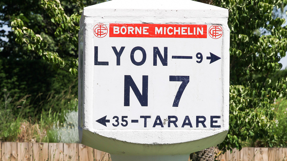 Borne Michelin Route Nationale 7 C'est dans les années 1930 que la Nationale 7, RN7, devient synonyme de route des vacances, puis elle connut son heure de gloire dans les années 1950 à 60. Crédit photo : Shutterstock Mondial de l'Auto 2022