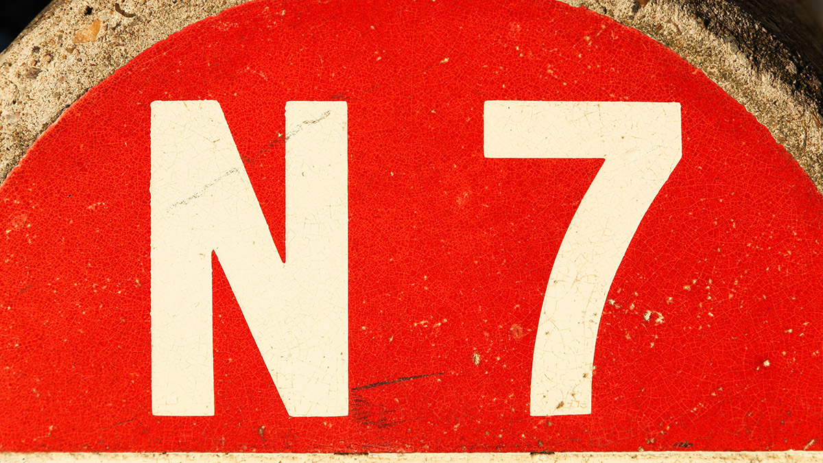 Borne Route Nationale 7 Dans les années 1970, l'arrivée des autoroutes a signé l'arrêt de mort de la Nationale 7. Crédit photo : Shutterstock Mondial de l'Auto 2022
