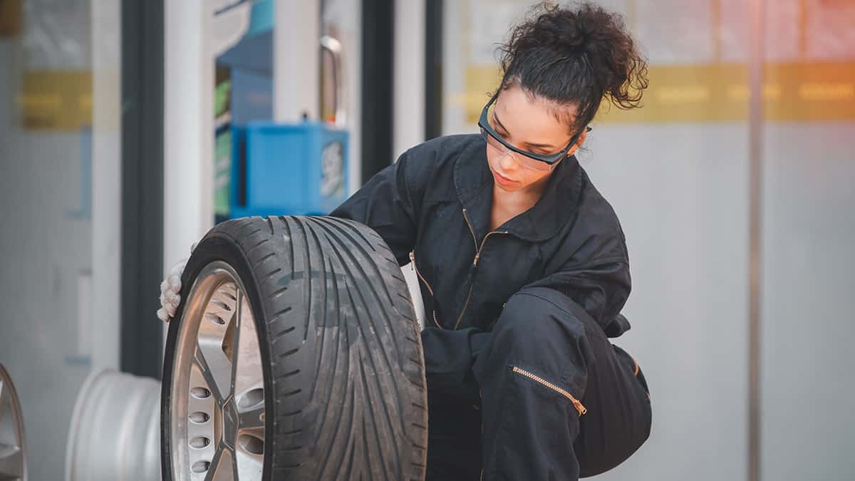 Garagiste pneu Attention toutefois, certaines pièces détachées ne doivent pas être recyclées et réutilisées d'occasion. Crédit photo : Shutterstock mondial de l'Auto 2022