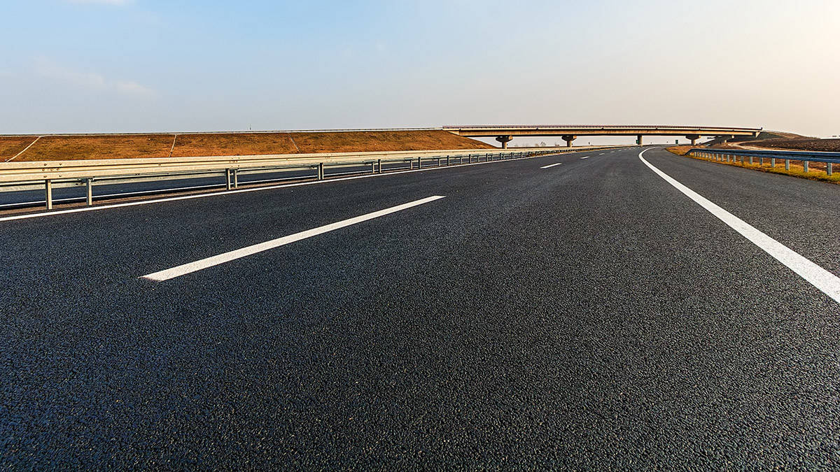 Saviez-vous qu'une portion de l'autoroute A10 est composée de bitume reyclé ? Zoom sur cette technique plus durable pour créer un enrobé d'autoroute recyclée. Crédit photo : Shutterstock Mondial de l'Auto 2022