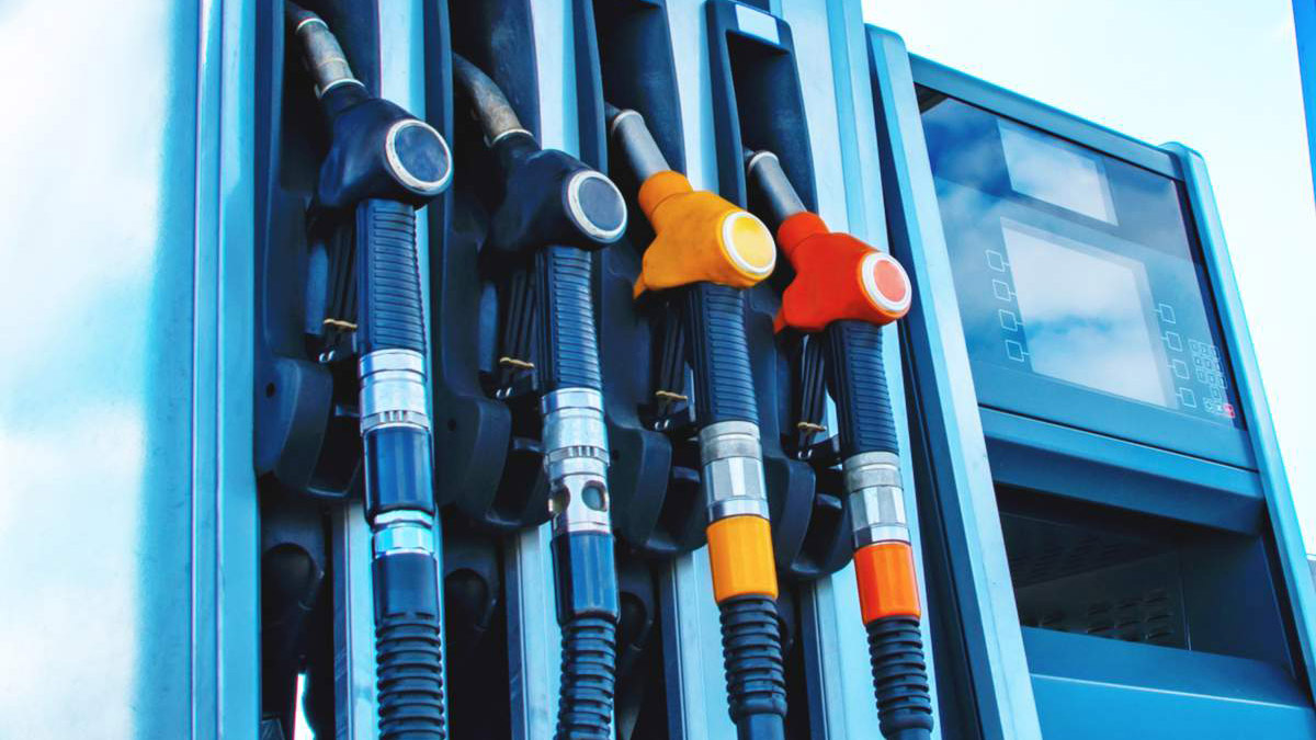 Les carburants alternatifs disparaîtront-ils en même temps que l'interdiction de la vente des motorisations thermiques en 2035 ? Crédit photo : Shutterstock - Mondial de l'Auto 2022