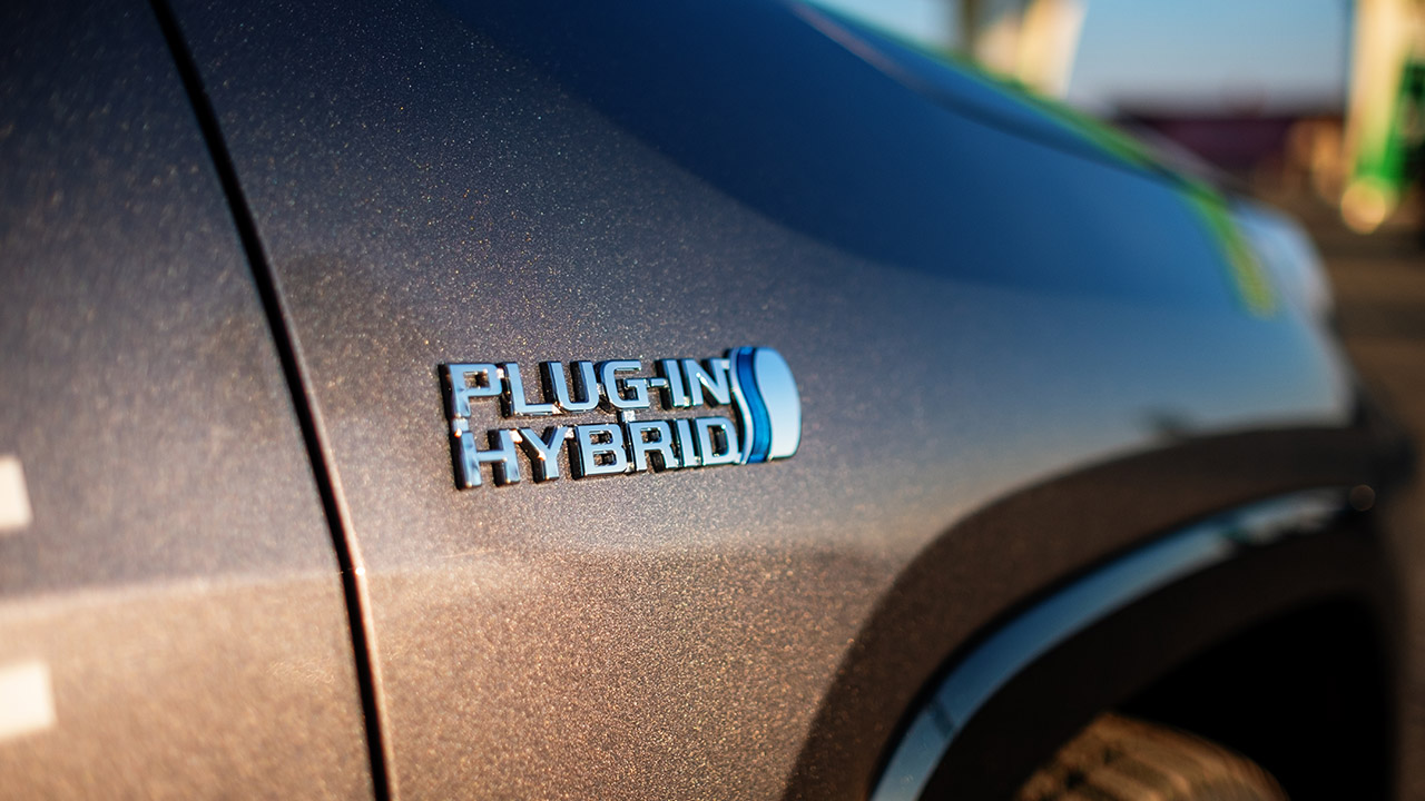 Plug-in Hybrid Comme son nom l'indique, la voiture hybride est à mi-chemin entre une voiture thermique et une électrique. Voici comment fonctionne une voiture hybride. Crédit photo : Shutterstock voiture hybride Mondial de l'AUto 2022