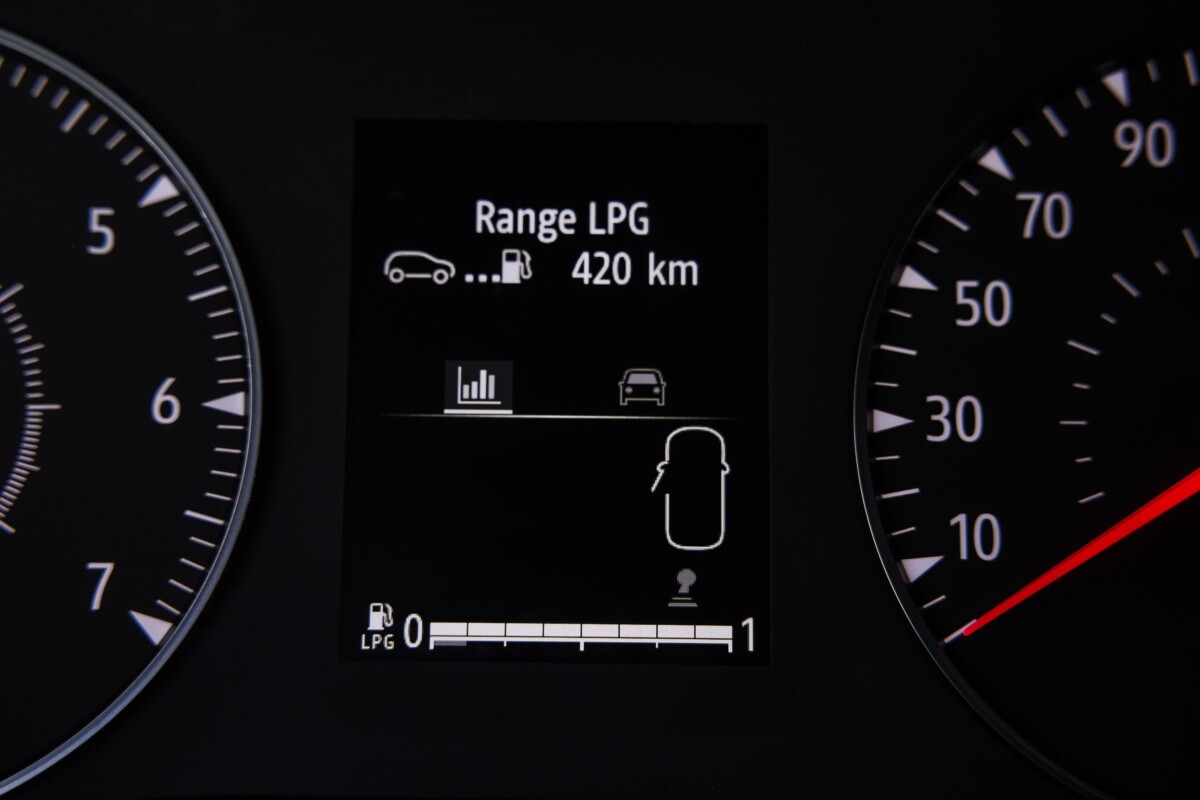 voiture GPL - Malgré ses émissions de CO2 inférieures à un moteur essence, le moteur carburant au GPL consomme légèrement plus, d'environ 20%. - Mondial de l'Auto 2022 Crédit photo : Dacia / Greg Jongerlynck / DPPI Mondial de l'Auto 2022