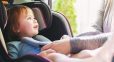 Lorsque vous devez transporter des enfants en voiture, des règles essentielles de sécurité sont à respecter. Voici ce qu'il faut savoir sur l'installation d'un siège enfant à l'avant. - Mondial de l'Automobile Crédit photo : Shutterstock