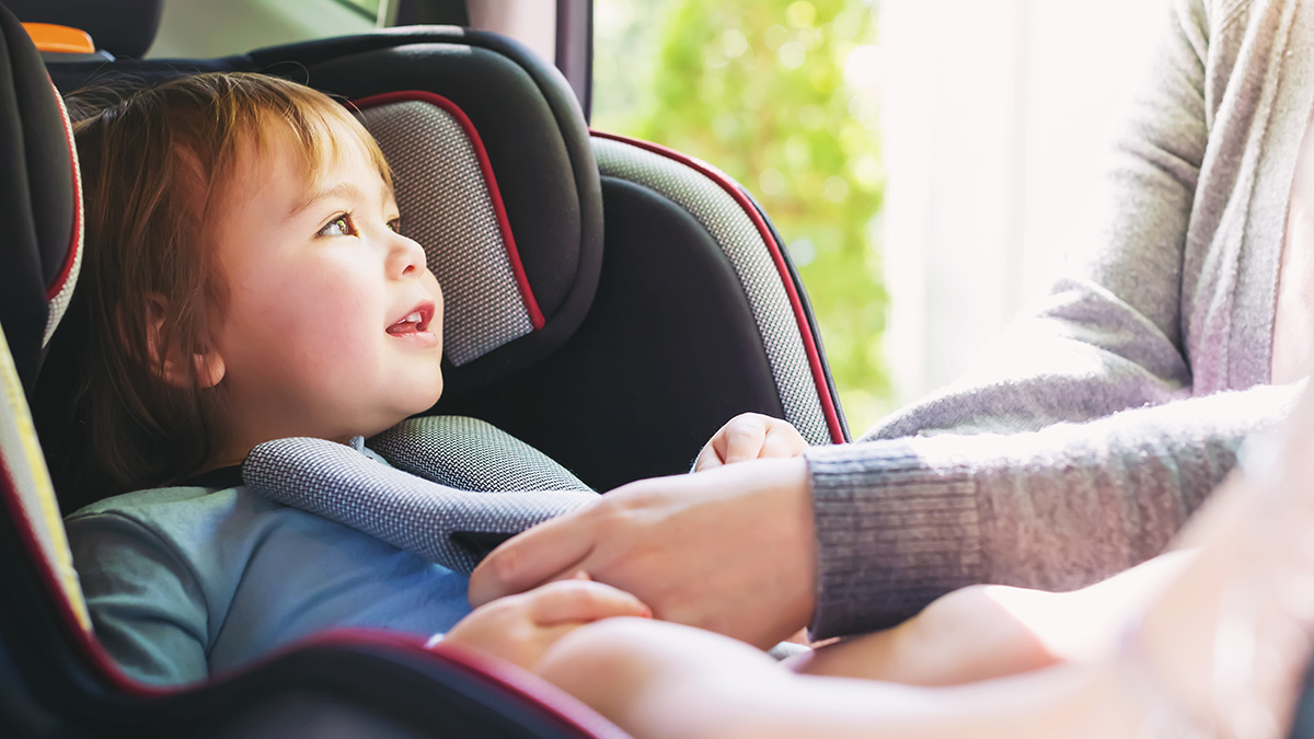Lorsque vous devez transporter des enfants en voiture, des règles essentielles de sécurité sont à respecter. Voici ce qu'il faut savoir sur l'installation d'un siège enfant à l'avant. - Mondial de l'Automobile Crédit photo : Shutterstock