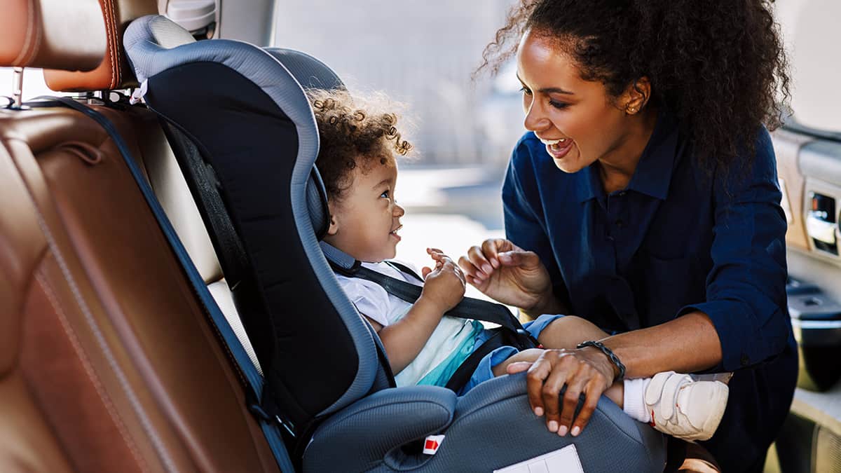 Siège enfant - Ils doivent être installés dans un siège auto ou un rehausseur spécialement conçu pour cette occasion. - Mondial de l'Auto Crédit photo : Shutterstock