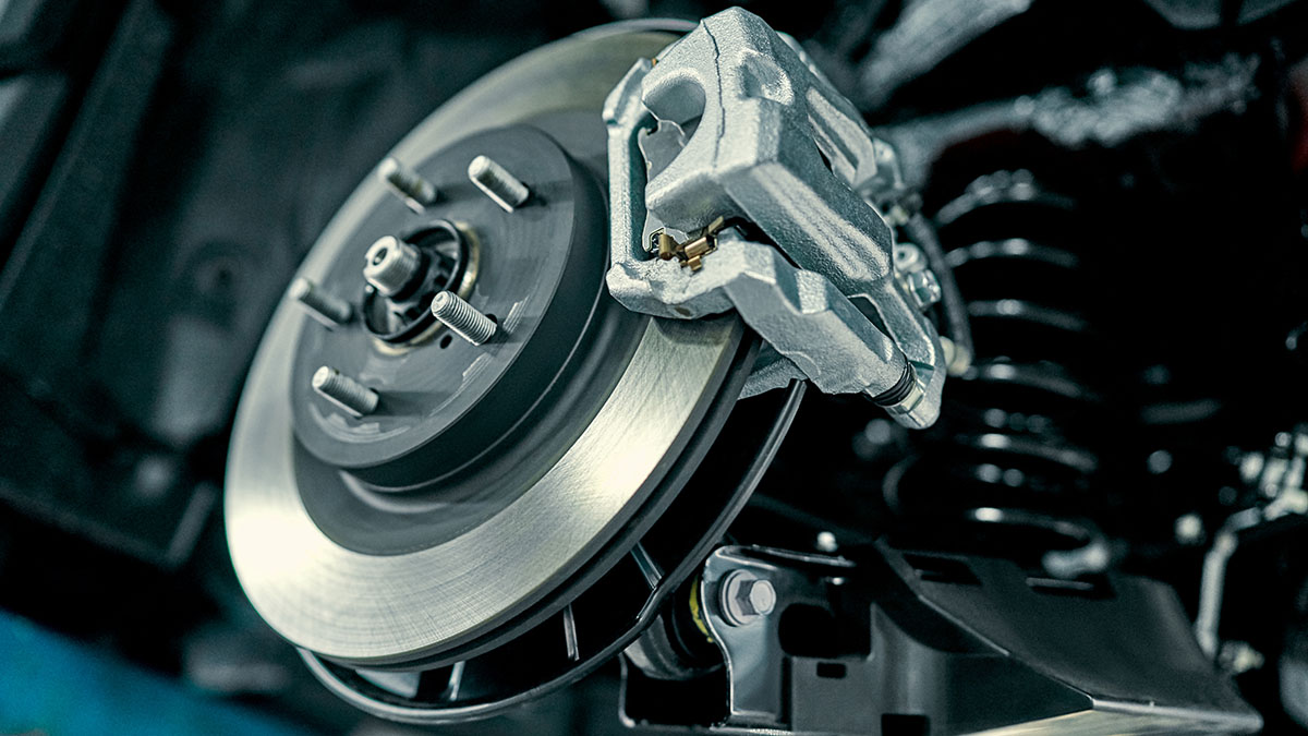 Les freins à disque équipent la majorité des voitures du marché : zoom sur le fonctionnement de ces organes essentiels qui assurent votre sécurité. Crédit photo : Shutterstock - Mondial de l'Auto 2022