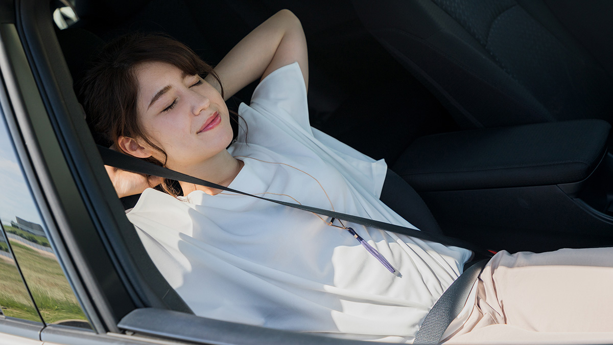 Si vous souhaitez faire une petite sieste à côté du conducteur, ne basculez surtout pas le dossier vers l'arrière, dans le but de transformer votre siège en un confortable lit. Crédit photo : Shutterstock - Mondial de l'Auto 2022