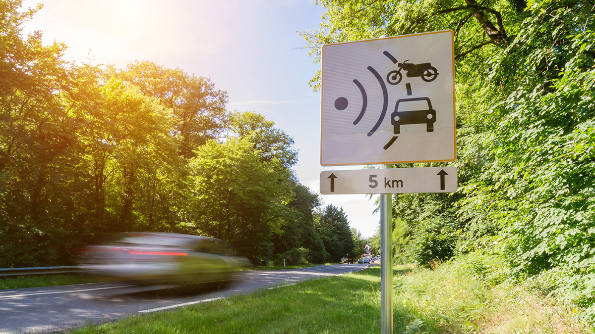 Les radars les plus récents sont désormais capables de surveiller plusieurs files de circulation, et de déterminer avec précision quel véhicule est en excès de vitesse. Crédit photo : Shutterstock - Mondial de l'Auto 2022