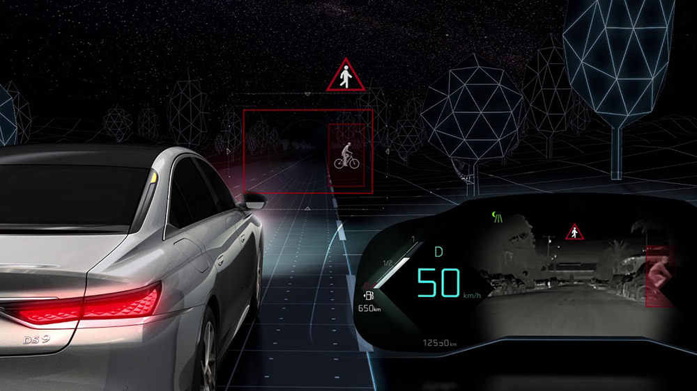 Le système de vision nocturne de DS Automobiles permet d'anticiper les dangers de la route de nuit. Crédit photo : DS Automobiles - Mondial de l'Auto 2022