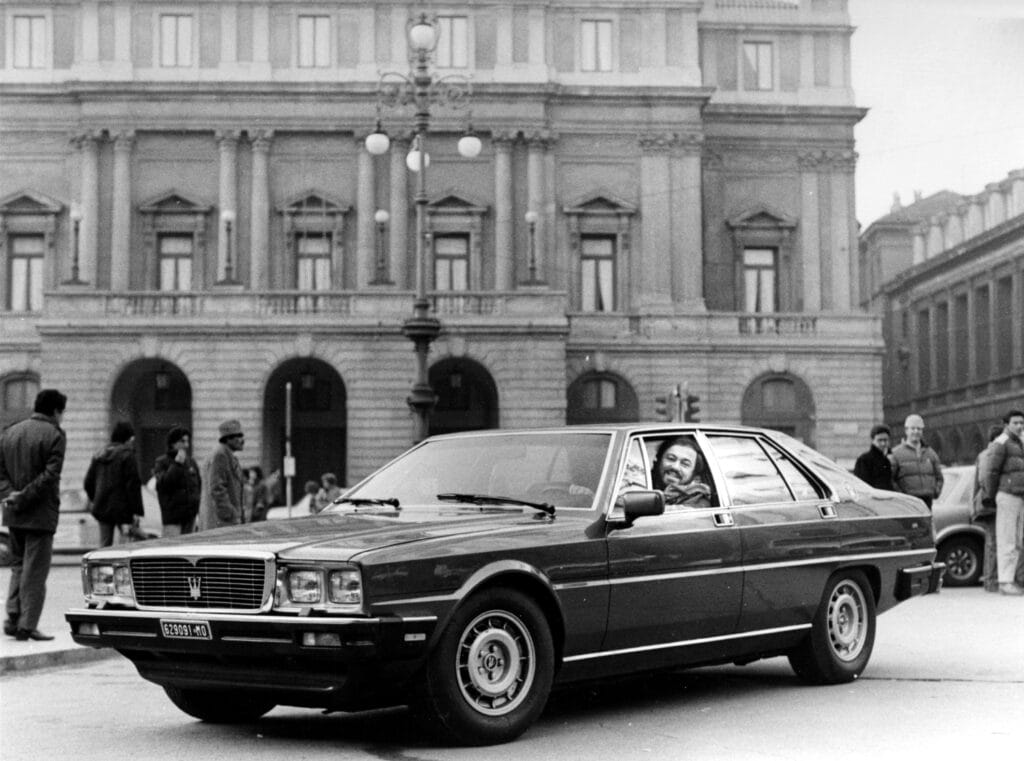 Mondial de l'Auto, La Maserati Quattroporte (1963) fête ses 60 ans : Luciano Pavarotti, l'un des ténors les plus acclamés au monde, au volant de sa Quattroporte V8 de troisième génération.