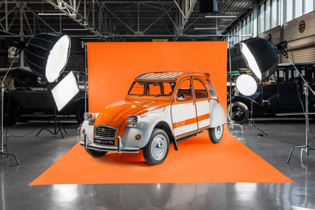 Deux chevaux et deux pattes: la Citroën 2 CV fête ses 70 ans Salon  Rétromobile - Challenges