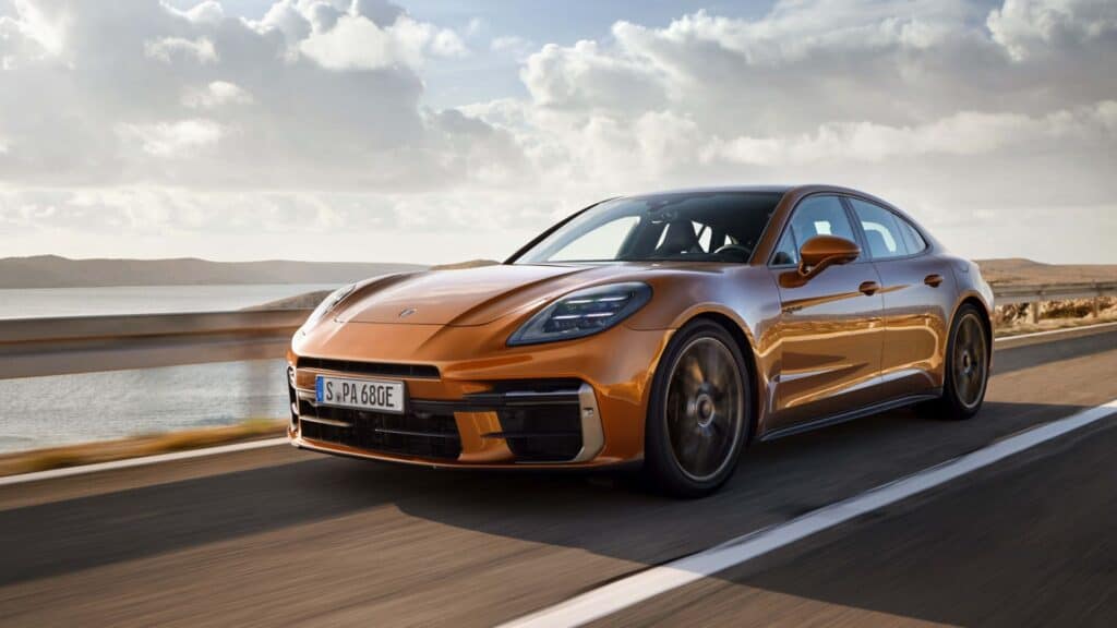 Mondial de l'Auto, Porsche présente la nouvelle Panamera. Cette 3ème génération embarque une nouvelle suspension innovante et encore plus de puissance ! nouvelles voitures 2024