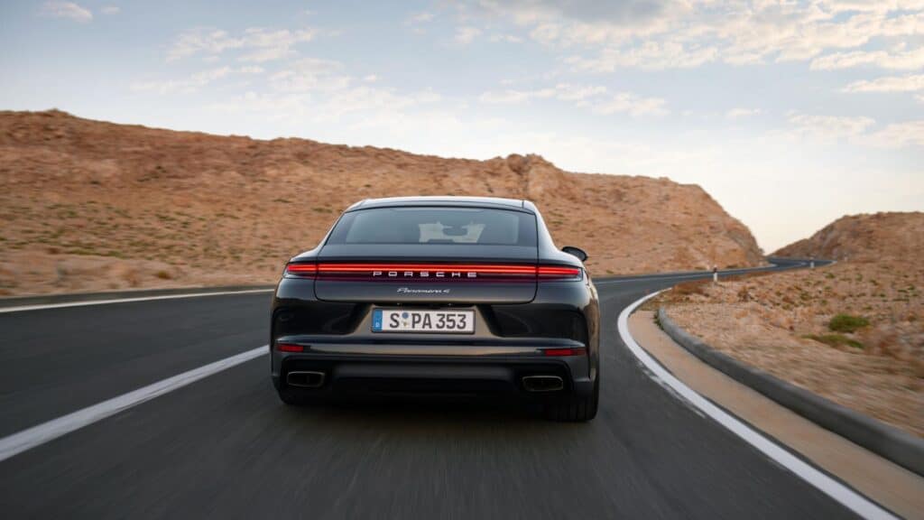 Mondial de l'Auto, Porsche présente la nouvelle Panamera. Cette 3ème génération embarque une nouvelle suspension innovante et encore plus de puissance !