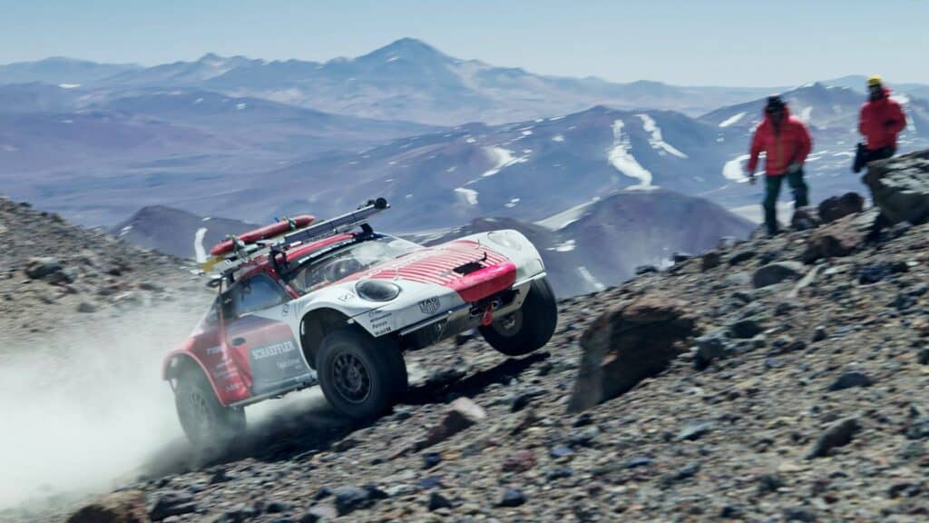 Mondial de l'auto, Romain Dumas et Porsche pulverisent le record d'altitude en voiture à Ojos del-Salado, Chili