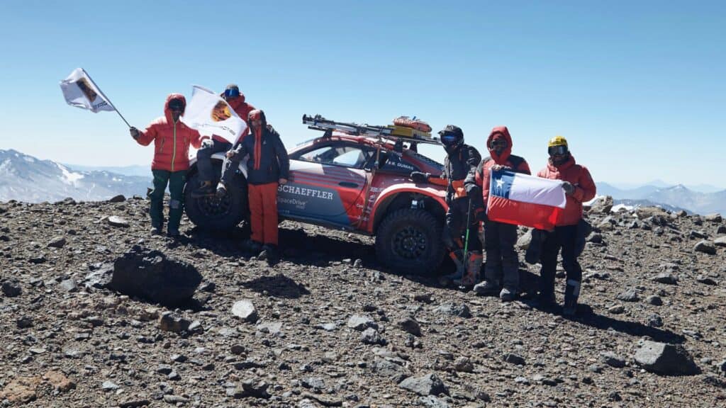 Mondial de l'auto, Romain Dumas et Porsche pulverisent le record d'altitude en voiture à Ojos del-Salado, Chili