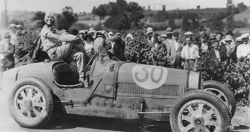 Helle Nice, femme pilote pionnière sur sa Bugatti 