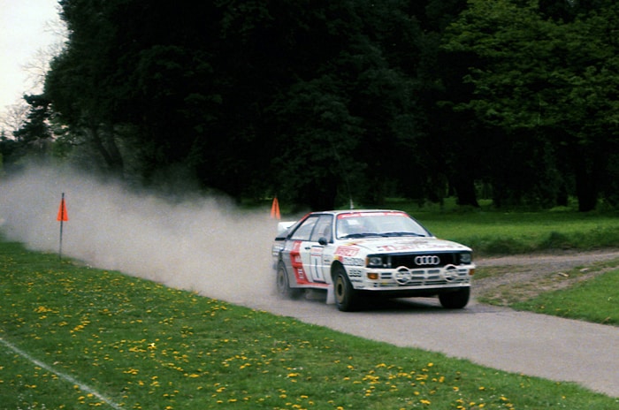 Mondial de l'auto 2024, Michèle Mouton dans son Audi Quattro A2 termine une spéciale du Welsh International Rally 1985