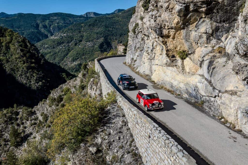 Mondial de l'Auto 2024, Mini Cooper célèbre ses 3 victoires au Rallye Monte-Carlo avec une série de magnifiques photos avec une Mini john cooper works sur la route du rallye