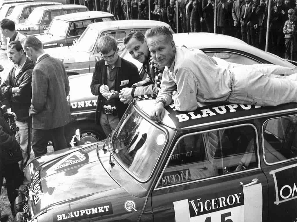Mini Cooper Timo Mäkinen et Pekka Keskitalo après leur victoire à Suurajot en 1966 avec leur Mini Cooper S Mondial de l'auto 2024