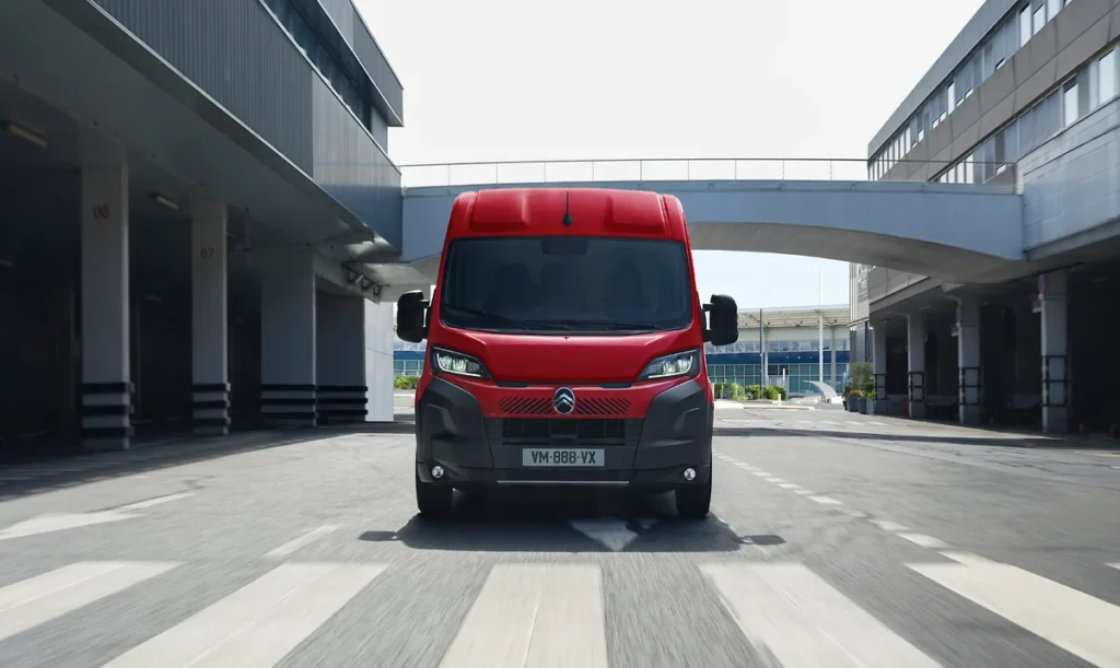 Stellantis renforce son offre utilitaire hydrogène avec les nouveaux Peugeot e-Expert Hydrogen et Citroën ë-Jumper Hydrogen zéro émission aux travers de Pro One, l'entité dédiée aux véhicules utilitaires légers (VUL) 