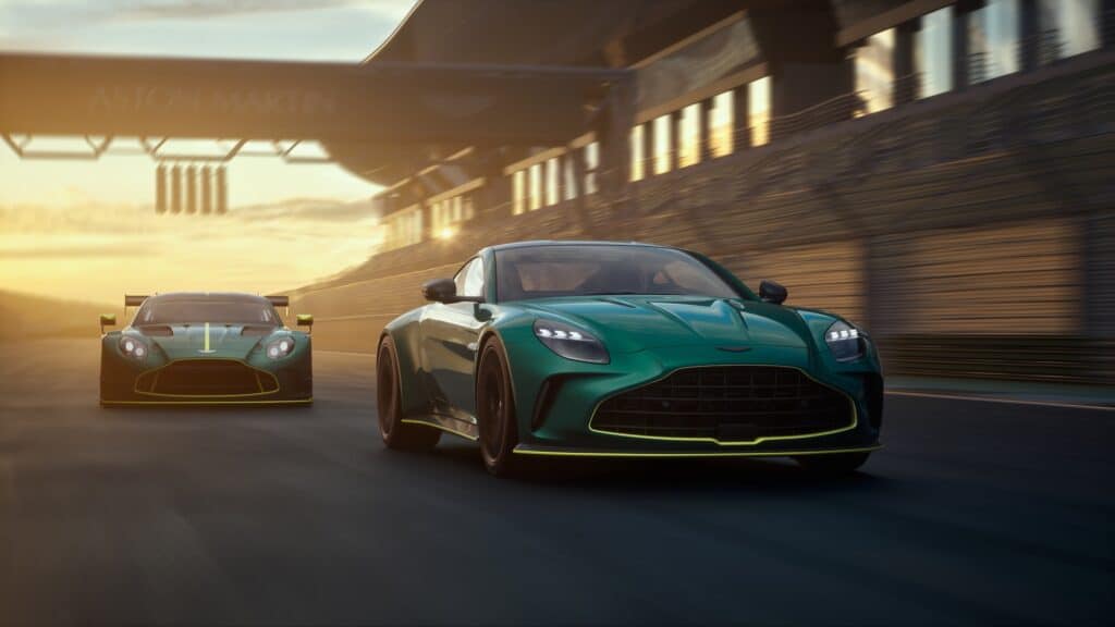 Mondial de l'auto 2024, Aston Martin Vantage 2024 et Vantage GT3 réunies sur la piste