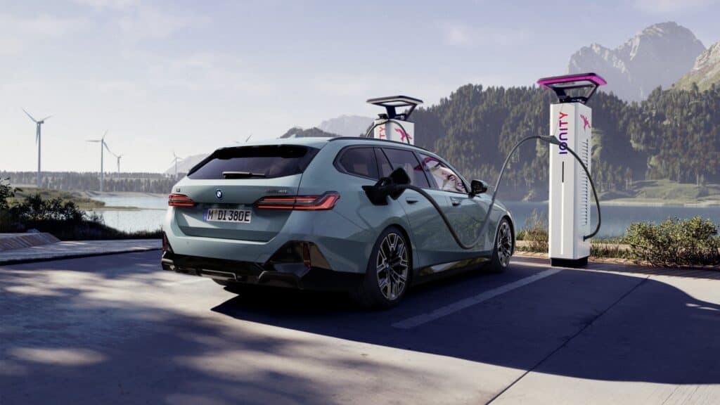 BMW i5 Touring en cours de chargement mondial de l'auto 2024
