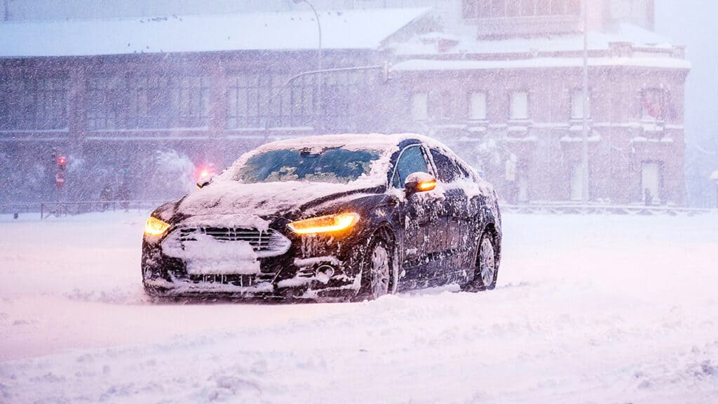 Voiture sous la neige, débrancher la batterie de sa voiture pour hivernage, protéger sa voiture du froid et maximiser la longévité de sa batterie Mondial de l'auto 2024