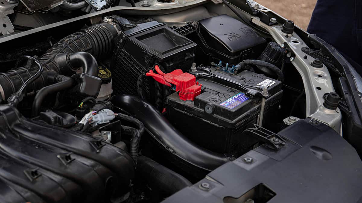 Débrancher la batterie de sa voiture pour hivernage, protéger sa voiture du froid et maximiser la longévité de sa batterie