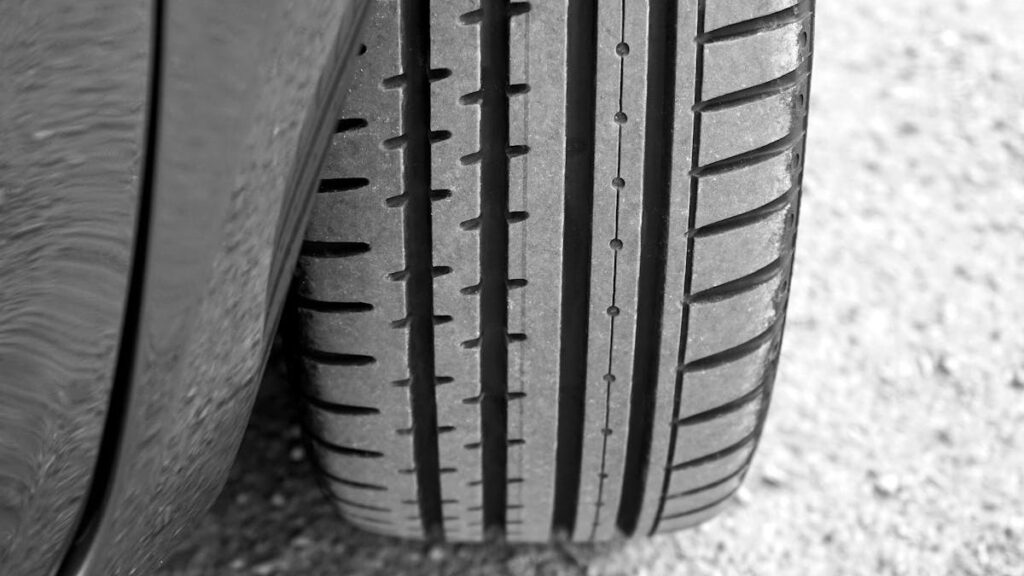 Mondial de l'auto 2024 pneus de voiture usés : témoin et profondeur des rainures