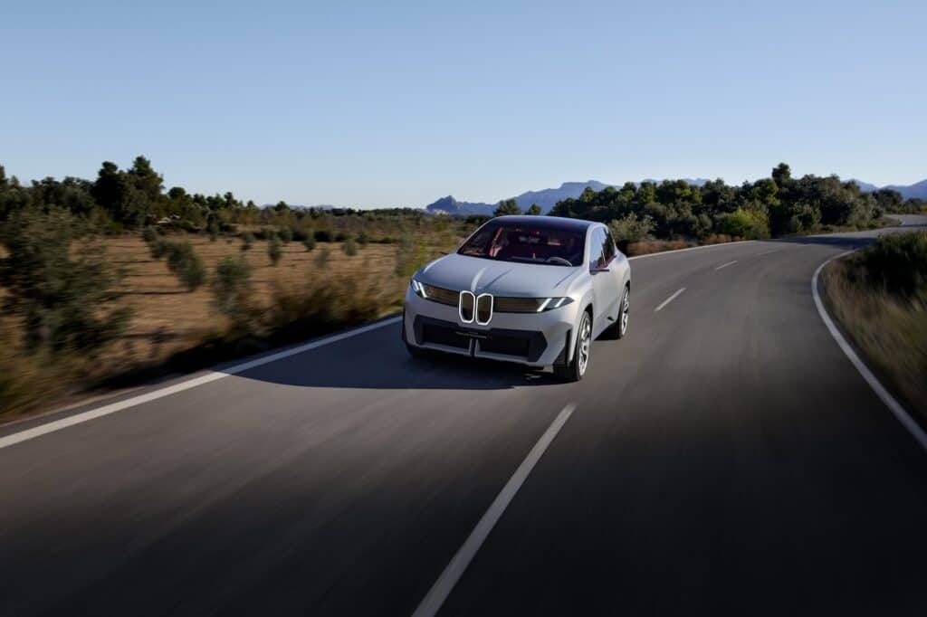 Mondial de l'auto 2024, BMW VISION NEUE KLASSE X sur la route, le futur des SUV BMW