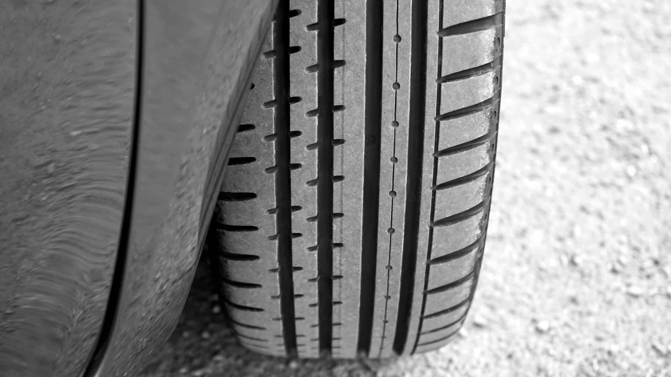 Rainures sur un pneu de voiture