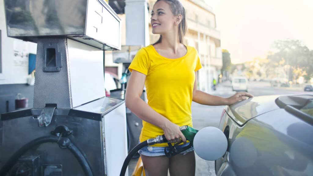 femme plein d'essence - rouler ethanol boitier e85 - mondial de l'auto 3034