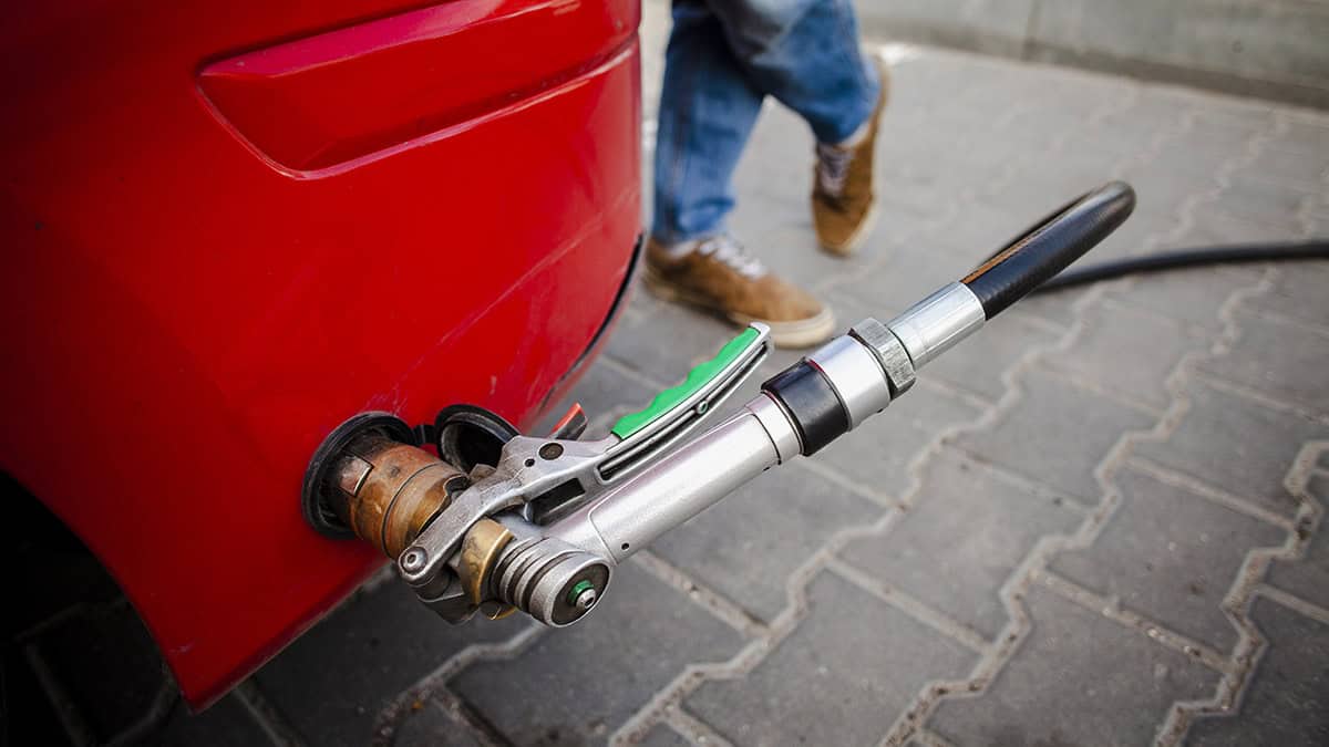 Plein de GPL carburant écologique et économique le gaz de pétrole liquéfié mondial de l'auto 2024