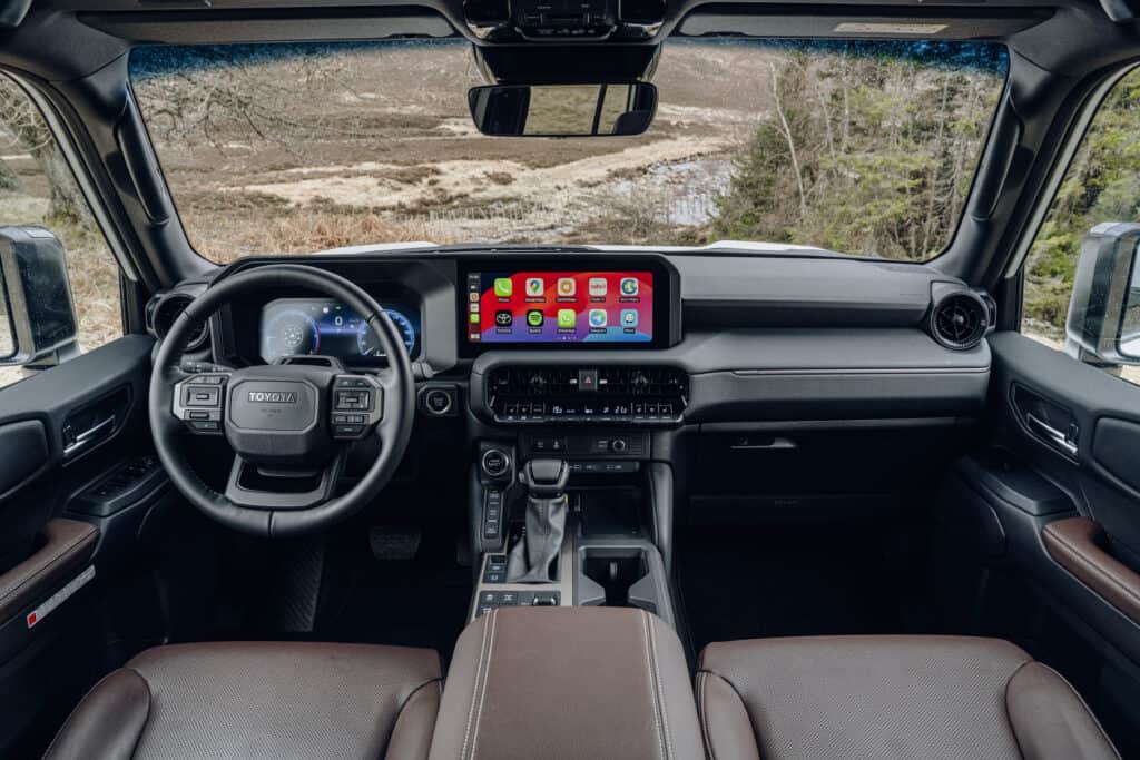 Nouveau Toyota Land Cruiser 250 2024, intérieur poste de conduite mondial de l'auto 2024