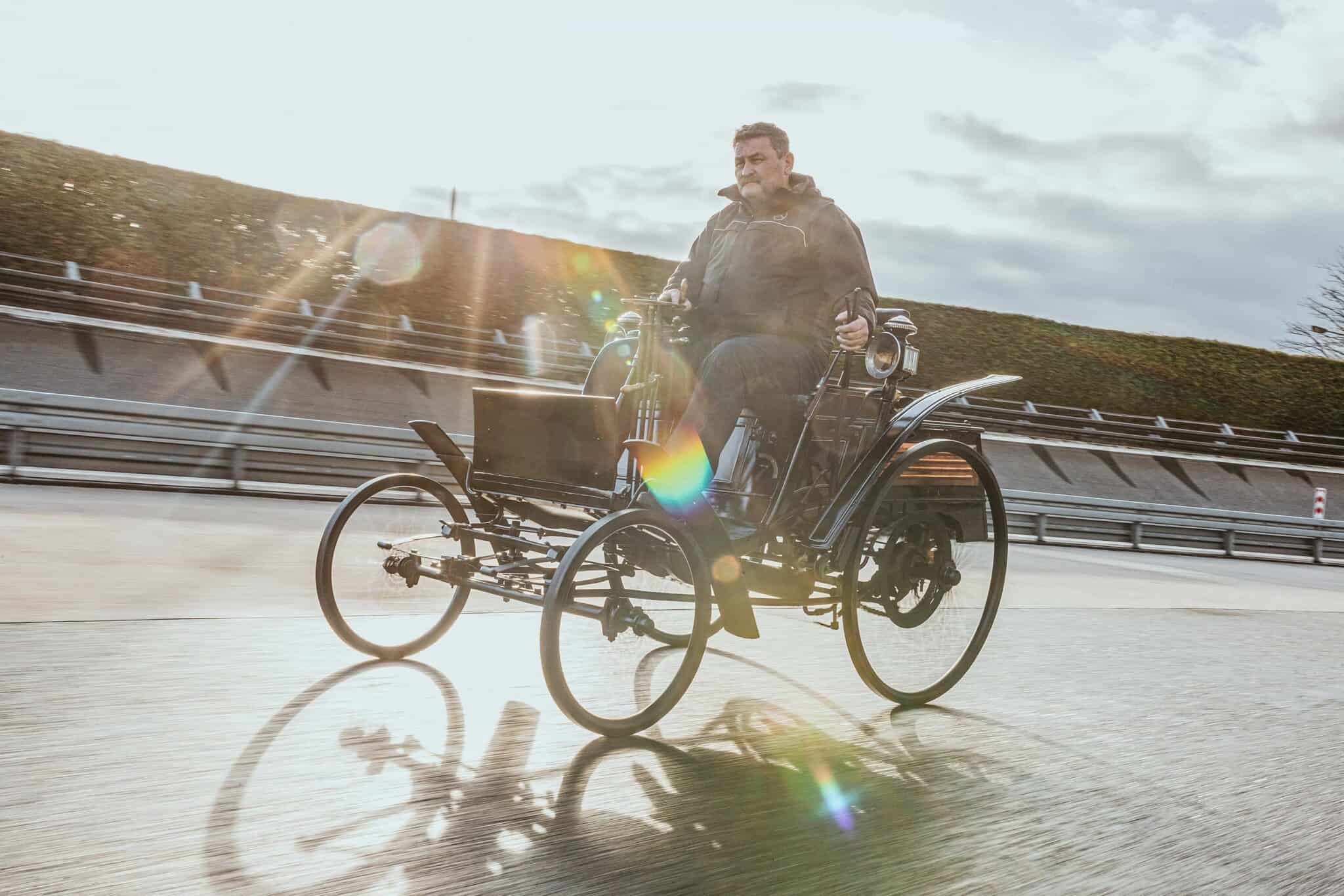 La Benz Velocipede Restaurée avec minutie par le Classic Center de Mercedes-Benz, Photo en action sur la piste d'essai de l'usine Mercedes-Benz de Sindelfingen, en mars 2024