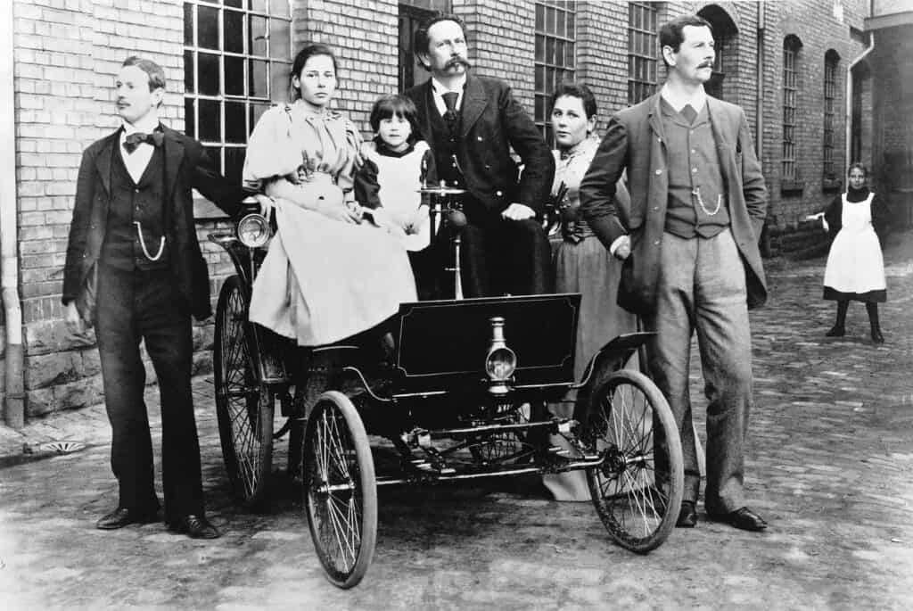 Carl Benz et ses enfants à bord d'une Benz Mondial de l'auto 2024
