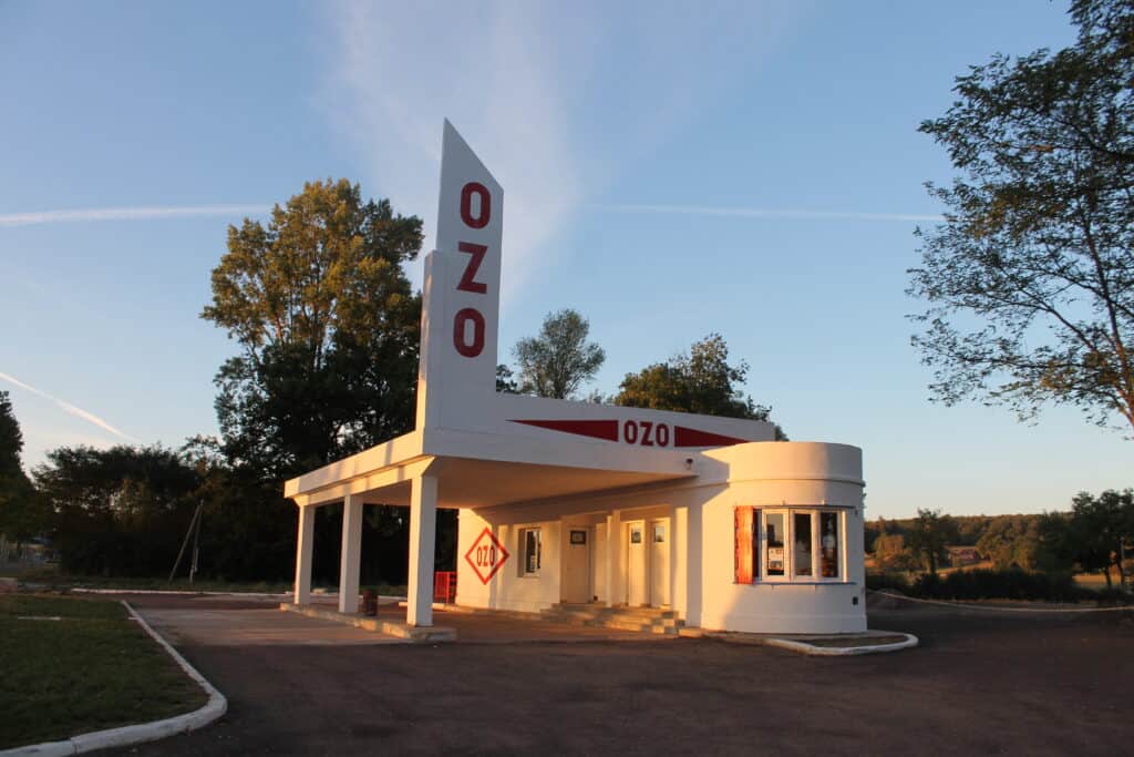 station-service vintage restaurée, une station essence OZO des années 1950 renait à Coteau mondial de l'auto 2024