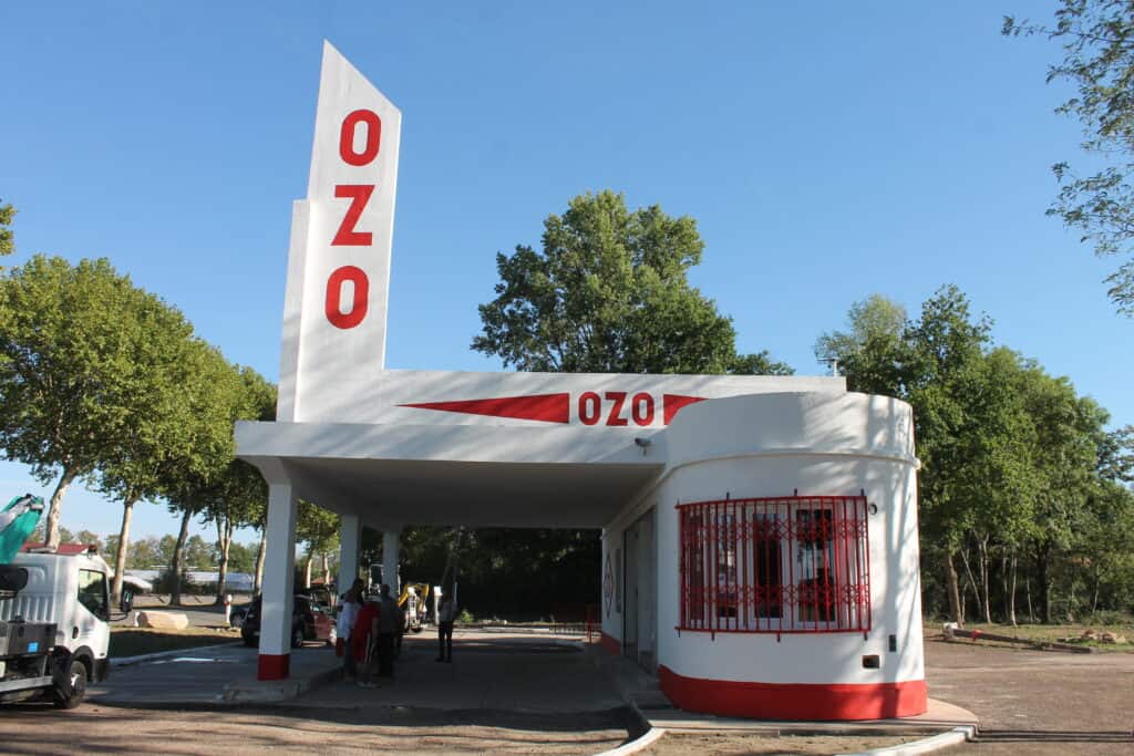 station essence OZO des années 1950 reprend vie à Coteau mondial de l'auto 2024